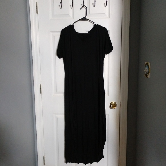 Dresses & Skirts - Black V-neck Maxi Dress w/ Pockets